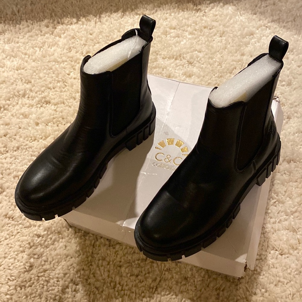 NIB Chelsea boots